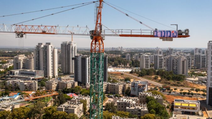 שילוט דיגיטלי על עגורני צריח